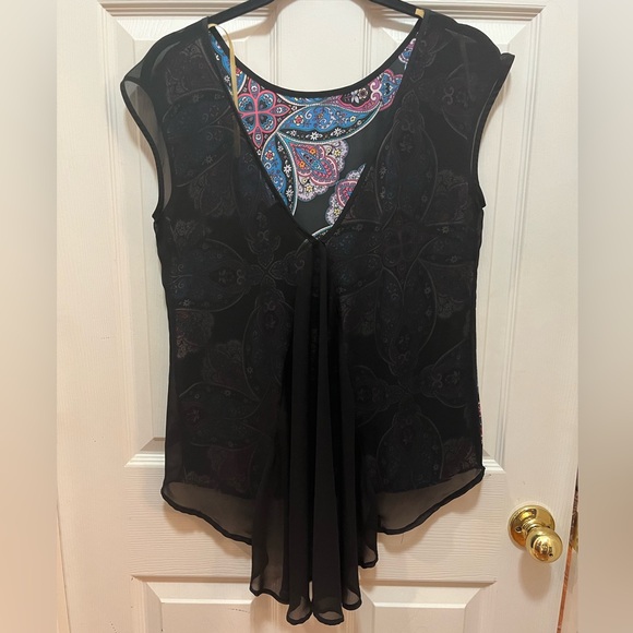 Shear back sleeveless blouse. - Picture 2 of 4